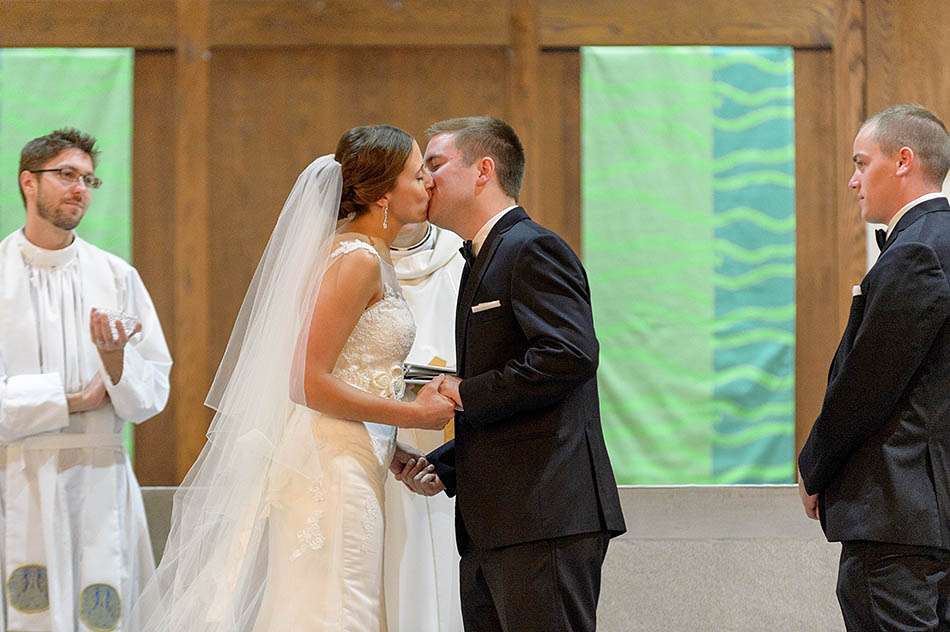 A summery Windows on the River wedding in downtown Cleveland