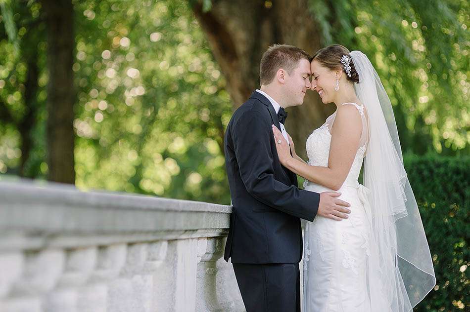 A summery Windows on the River wedding in downtown Cleveland