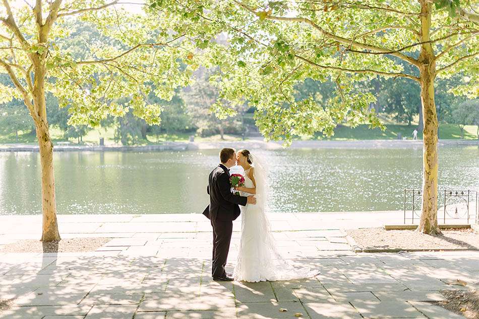 A summery Windows on the River wedding in downtown Cleveland