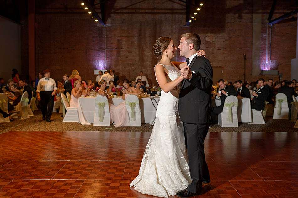 A summery Windows on the River wedding in downtown Cleveland