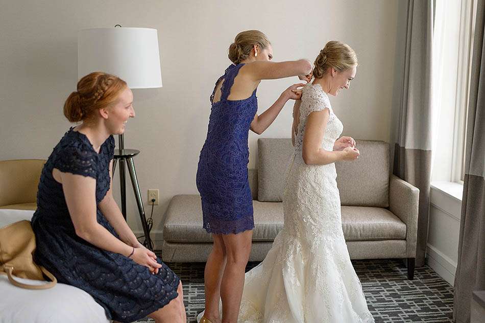 A Hyatt Regency Cleveland Arcade wedding by Cleveland wedding photographer Hunter Photographic