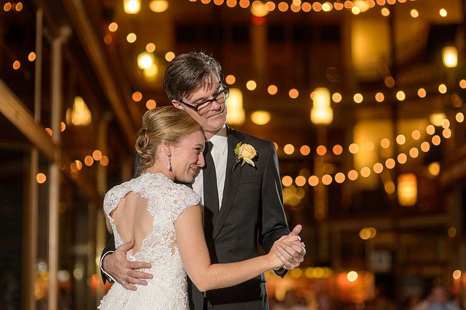 A Hyatt Regency Cleveland Arcade wedding by Cleveland wedding photographer Hunter Photographic