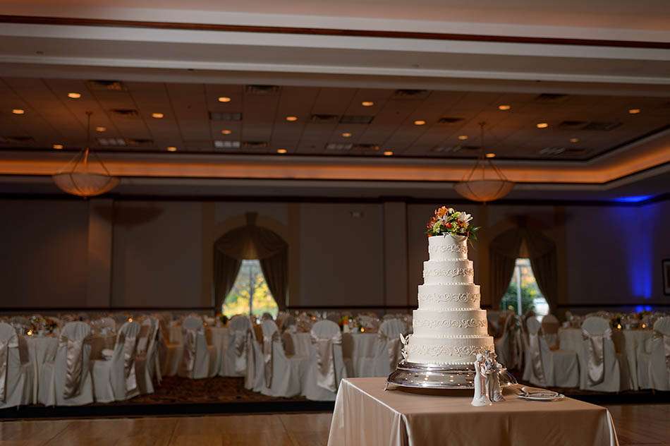 Summer Cleveland wedding at Embassy Suites Independence with Katie and Matt