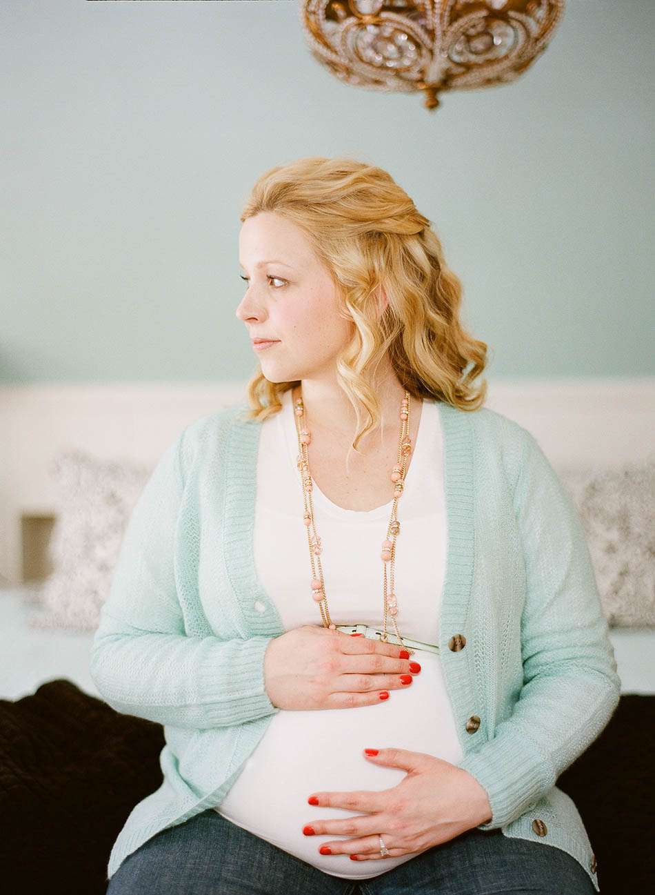 Winter maternity session in Gates Mills with the Valent family