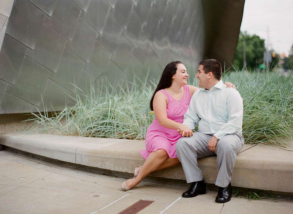 A summer engagement session at Clevleand Museum of Art with Lindsey and Jared