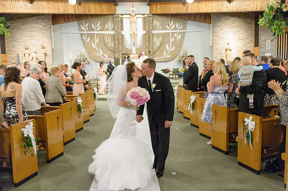 A spring Signature of Solon wedding by Cleveland wedding photographer Hunter Photographic
